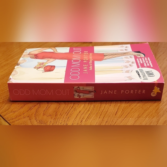 Autographed book. Author Jane Porter, Odd Mom Out, Paperback. - Picture 2 of 7